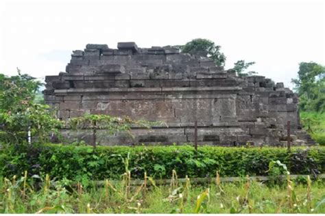 Peninggalan Kerajaan Majapahit Candi Kesiman Tengah Atau Candi Cungkup