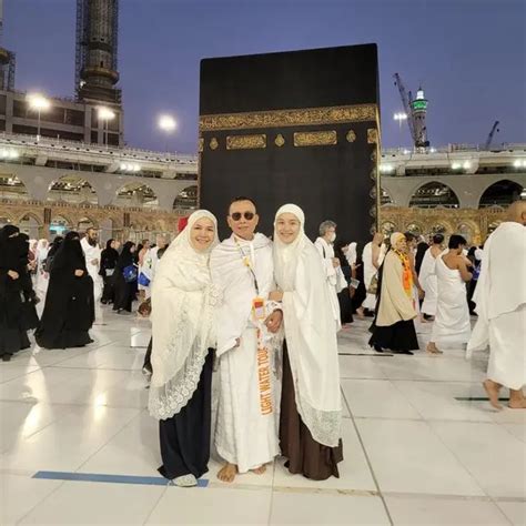 Umrah Bareng Keluarga Ini 7 Potret Ayu Ting Ting Saat Di Depan Ka Bah