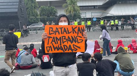 Sejumlah Warga Wadas Demo Ganjar Tolak Penambangan Mau Nyapres Urus