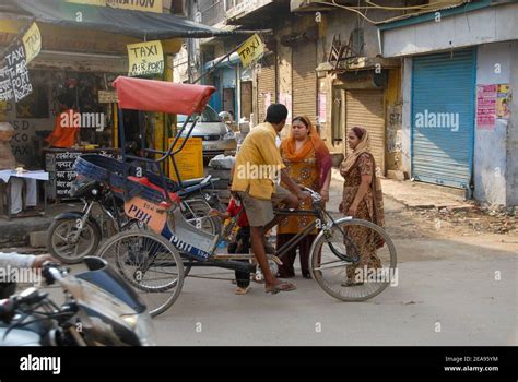 Rickshaw old delhi india hi-res stock photography and images - Alamy