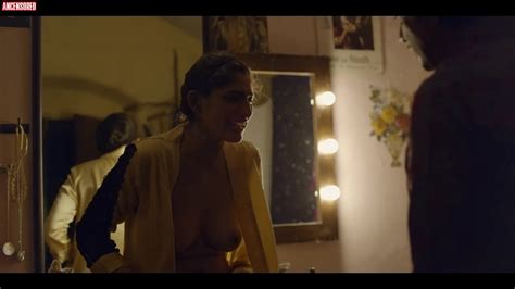 Kubra Sait Desnuda En Sacred Games