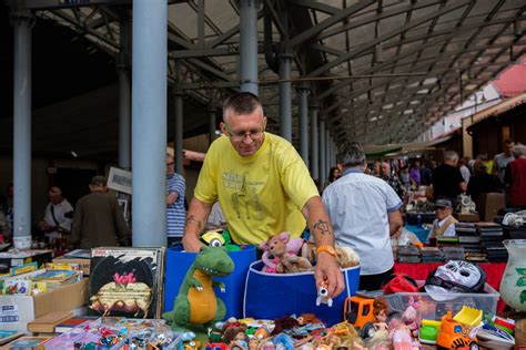 Tarnów Bazar na Starówce cieszy się wciąż dużym powodzeniem Na pchlim