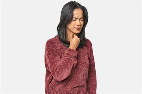 Retrato Simple De Una Joven Latina Que Sufre Dolor De Garganta Debido A