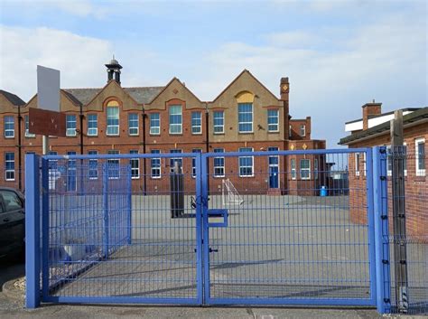 Seaburn Fulwell Junior School Mel Towler Cc By Sa 2 0 Geograph