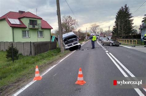 Wypadek na drodze krajowej Ranny kierowca trafił do szpitala