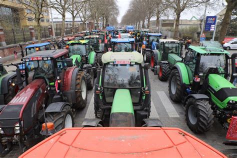 Flämische Bauern legen mit Traktoren Brüssel lahm BRF Nachrichten