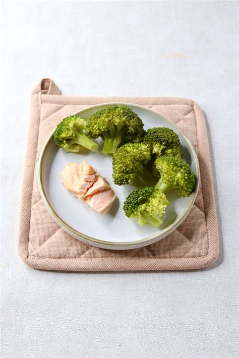 Fleurettes de brocoli et saumon en morceau Cuisinez pour bébé