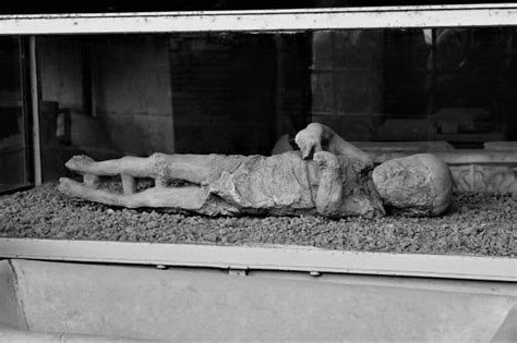 12 Amazing Facts About the Preserved Pompeii Bodies