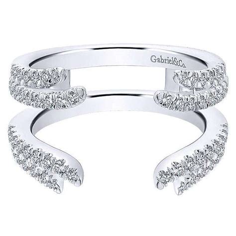 What is A Pave Setting? A Guide To The Ring of Diamonds