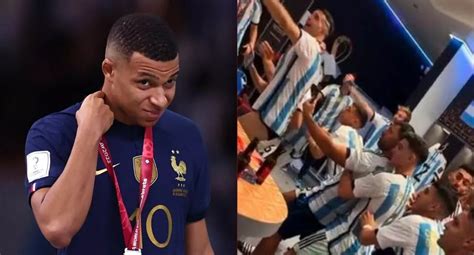 Dibu Martínez se burló de Mbappé en festejo de Argentina campeón del