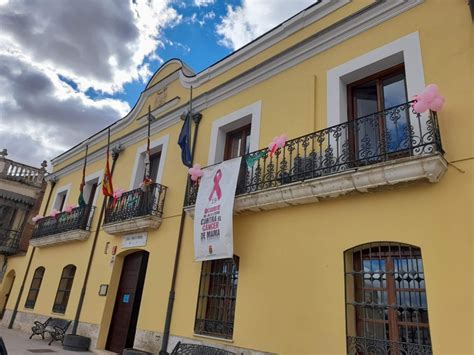 Rueda Viste De Rosa Los Balcones De Su Ayuntamiento En El D A Mundial