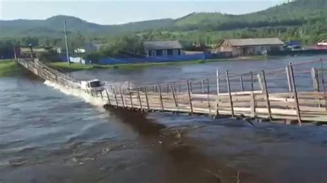 Se Derrumba Un Puente En Rusia En El Momento En El Que Lo Cruza Un