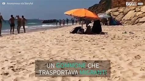 Spagna 50 Migranti Sbarcano Tra I Bagnanti Della Spiaggia Video