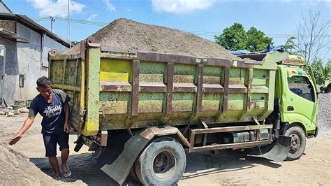 Dump Truk Pasir Hino Dutro Muatan Full Bak Bongkar Di Penampungan Youtube