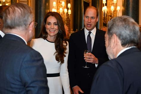 Catherine Draagt Nieuwe Witte Jurk Tijdens Eerste Kroningsreceptie