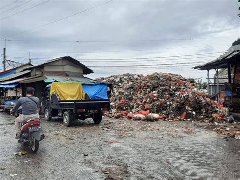 UPT Pasar Kemiri Muka Surati DLHK Depok Ihwal Gunungan Sampah Yang