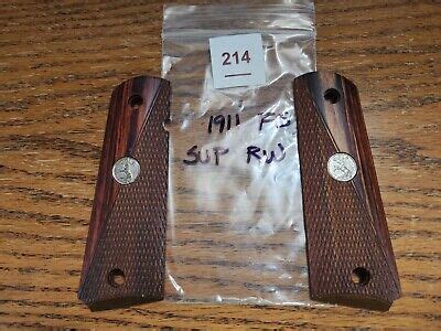 Colt 1911 Government Commander Checkered Colt Medallion Super Rosewood