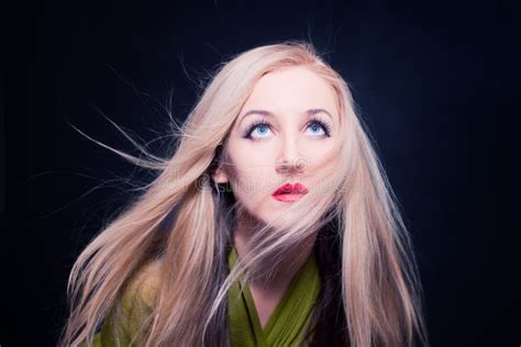 Mujer Con El Pelo Que Agita En Viento Imagen De Archivo Imagen De