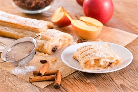 Apfelstrudel Aus Bl Tterteig Mit Rosinen Und Mandeln