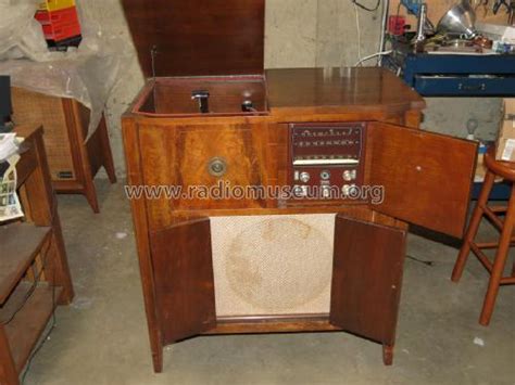 Panamuse N Sheraton Upright Radio Farnsworth Television Radio