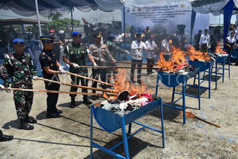 Pemusnahan Pakaian Bekas Impor Antara Foto