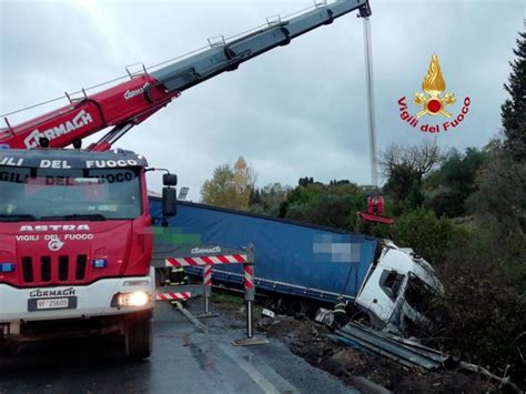 Incidente in FI PI LI mezzo pesante finisce fuori strada viabilità