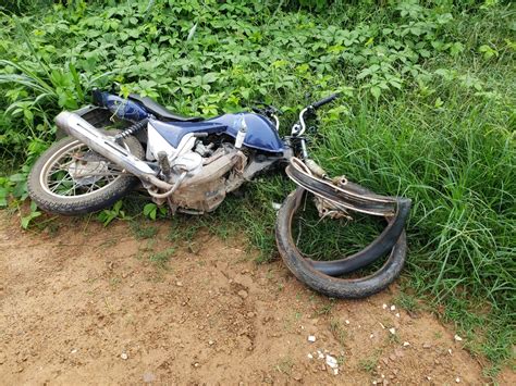 Grave Acidente Entre Carro E Motocicleta Deixa Uma Pessoa Morta E Outra