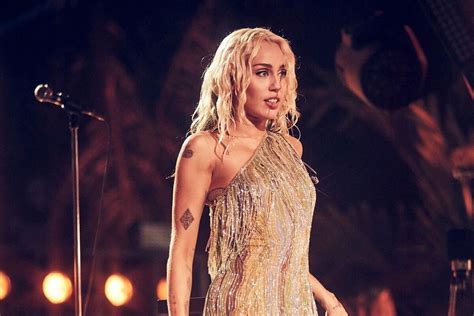 El Espectacular Posado En Bikini De Miley Cyrus Para Celebrar Un Nuevo