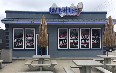 Chilly Willy S Has One Of The Best Happy Hours In Illinois