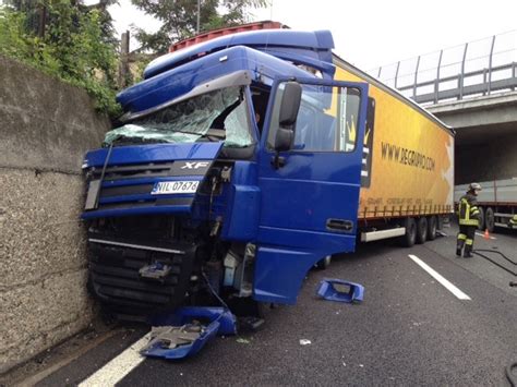 Tir Sbanda E Finisce Contro Un Muro In Autostrada