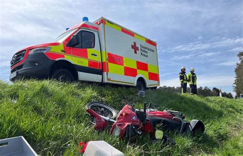 Beim Überholen gestürzt Motorradfahrer schwer verletzt in Klinik geflogen