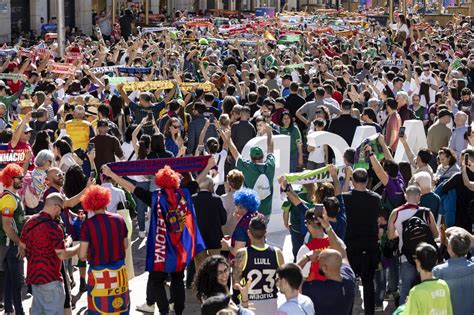 El Centro De M Laga Rebosa De Aficionados En La Gran Fiesta De La Copa