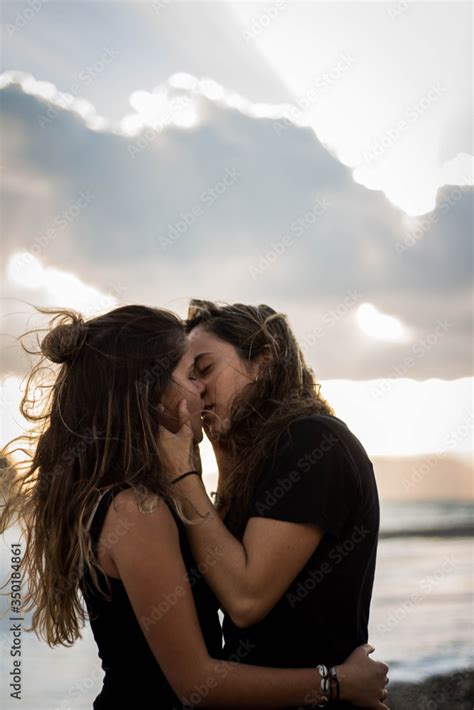 Foto Stock Pareja De Dos Chicas Morenas J Venes Que Son Novias