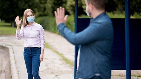 Hombre Y Mujer Manteniendo La Distancia Social Foto Gratis