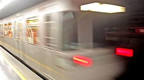 Mann 51 stürzt auf Gleise und wird von U Bahn erfasst tot