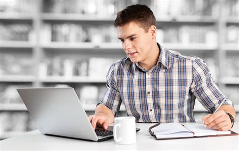 Hombre escribiendo en la computadora portátil en el fondo Foto Premium