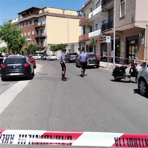 Sparatoria In Via Nazionale A Corigliano Sul Posto I Carabinieri Un