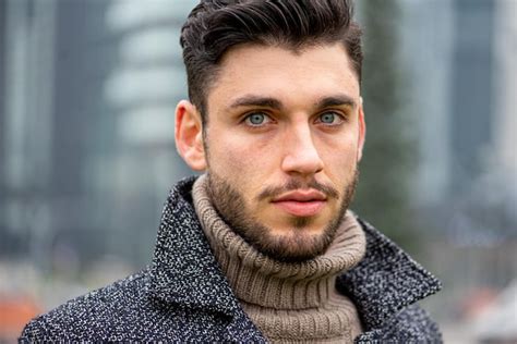 Retrato De Un Joven Mirando A La C Mara Ojos Azules Y Una Sonrisa