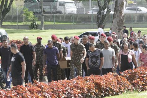 homenagens dor e revolta corpo de paraquedista morto por PM é