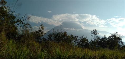 Monte Kinabalu Bajo El Viento Imagen De Archivo Imagen De Montaje