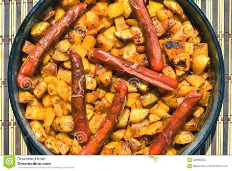 Saucisses Et Pommes De Terre Cuites Au Four Photo Stock Image Du