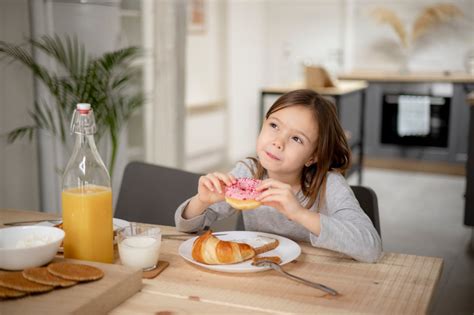 5 Food Items You Should Never Give Your Kids For Breakfast