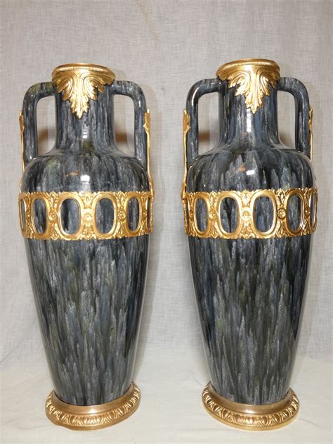 Paire de vases Art Déco en céramique et bronzes ciselés et dorés