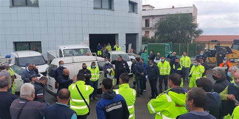 Castore Lavoratori In Piazza Comune Di Reggio Pagati Gli Stipendi