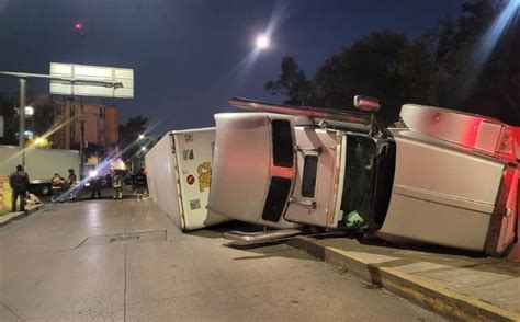 Tráiler con 20 toneladas de jabón vuelca en Circuito Interior El