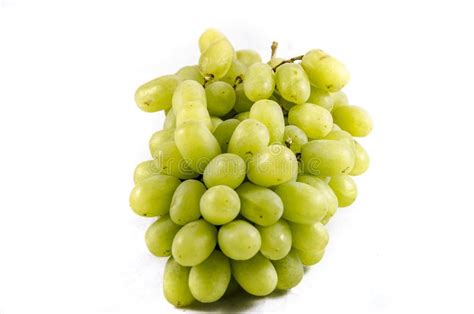 Seis Uvas Verdes En La Tabla Imagen De Archivo Imagen De Comido