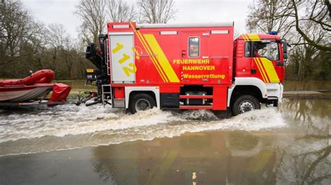 Einsätze im Hochwasser Schaulustige behindern Hilfskräfte SHZ