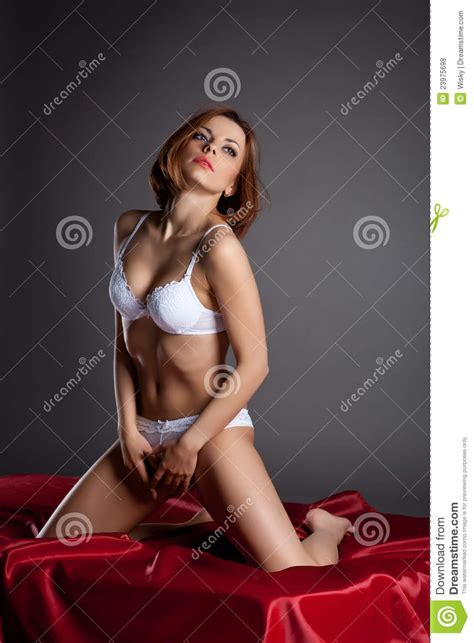 Jeune Femme Avec Le Fuselage Parfait Dans La Lingerie Blanche Photo