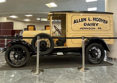 Vintage milk truck delivers smiles [43817]