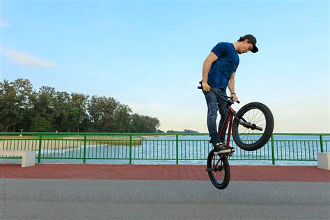 «A BMX Biker Outdoors Jumps In A Pirouette» del colaborador de Stocksy ...